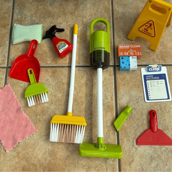 Little Helper Cleaning Cart with Working Vacuum, Broom, Scraper, Spray Cleaner - Picture 16 of 16